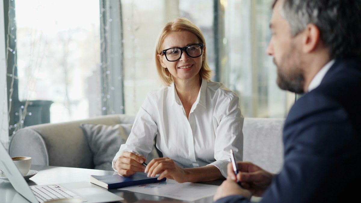 Consultora em atendimento com cliente